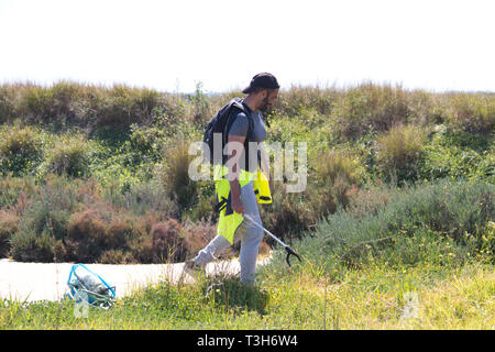 San Fernando, Cadiz, Spanien - 16. März 2019: Dutzende von freiwilligen Reinigung der Carrascon trail, in den Sümpfen von San Fernando, Cadiz, Spanien Stockfoto