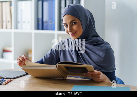 Wunderschöne muslimischen Frau lesen Buch Stockfoto