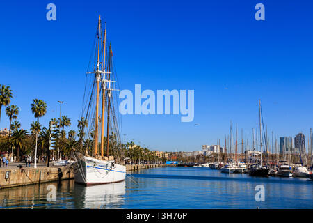 Tall Ship und die Yachten im Port Vell Marina, Barcelona Spanien günstig. Stockfoto