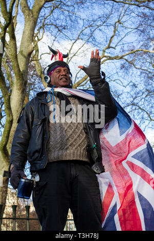 Ein straßenprediger talkling mit Leidenschaft in der Dämmerung im Dezember in einer Ecke des berühmten Lautsprecher im Hyde Park, London, in letzter Zeit eine touristische Attraktion geworden. Stockfoto