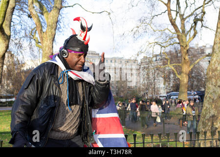 Ein straßenprediger talkling mit Leidenschaft in der Dämmerung im Dezember in einer Ecke des berühmten Lautsprecher im Hyde Park, London, in letzter Zeit eine touristische Attraktion geworden. Stockfoto