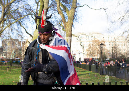 Ein straßenprediger talkling mit Leidenschaft in der Dämmerung im Dezember in einer Ecke des berühmten Lautsprecher im Hyde Park, London, in letzter Zeit eine touristische Attraktion geworden. Stockfoto