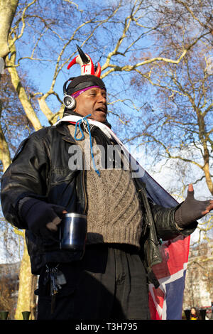 Ein straßenprediger talkling mit Leidenschaft in der Dämmerung im Dezember in einer Ecke des berühmten Lautsprecher im Hyde Park, London, in letzter Zeit eine touristische Attraktion geworden. Stockfoto