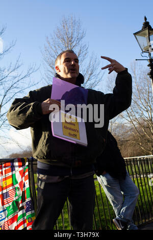 Ein straßenprediger talkling mit Leidenschaft in der Dämmerung im Dezember in einer Ecke des berühmten Lautsprecher im Hyde Park, London, in letzter Zeit eine touristische Attraktion geworden. Stockfoto