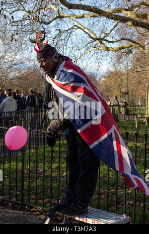 Ein straßenprediger talkling mit Leidenschaft in der Dämmerung im Dezember in einer Ecke des berühmten Lautsprecher im Hyde Park, London, in letzter Zeit eine touristische Attraktion geworden. Stockfoto