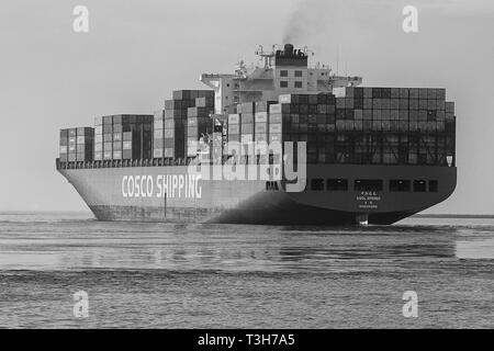 Schwarz-weiß-Foto von Stern Blick auf das COSCO Containerschiff, CSCL SPRING verlässt den Hafen von Los Angeles, den Pazifik vor uns. Stockfoto