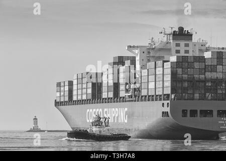 Schwarz-weiß-Foto Eines Sterns Blick auf das Containerschiff, CSCL SPRING, als sie den Hafen von Los Angeles verlässt, das Angels Gate Light Ahead, USA Stockfoto