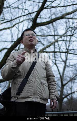 Ein straßenprediger talkling mit Leidenschaft in der Dämmerung im Dezember in einer Ecke des berühmten Lautsprecher im Hyde Park, London, in letzter Zeit eine touristische Attraktion geworden. Stockfoto