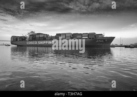 Moody Black and White Image des COSCO-SCHIFFFAHRTSSCHIFFS, CSCL SPRING, verlässt den Hafen von Los Angeles, Kalifornien, USA. Stockfoto