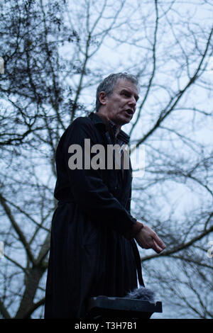 Ein straßenprediger talkling mit Leidenschaft in der Dämmerung im Dezember in einer Ecke des berühmten Lautsprecher im Hyde Park, London, in letzter Zeit eine touristische Attraktion geworden. Stockfoto