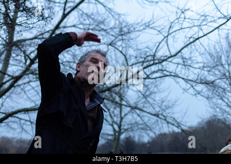 Ein straßenprediger talkling mit Leidenschaft in der Dämmerung im Dezember in einer Ecke des berühmten Lautsprecher im Hyde Park, London, in letzter Zeit eine touristische Attraktion geworden. Stockfoto