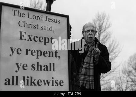 Ein straßenprediger talkling mit Leidenschaft in der Dämmerung im Dezember in einer Ecke des berühmten Lautsprecher im Hyde Park, London, in letzter Zeit eine touristische Attraktion geworden. Stockfoto