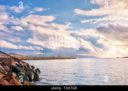 Schönen Sonnenuntergang, Meer, Himmel, Wolken und Turgutreis Hafen in Bodrum, Mugla, Türkei. Stockfoto