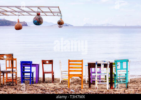 Wooden retro Stühle und Tische von Outdoor Cafe am Strand nahe dem Meer an einem Wintertag in Bodrum Gumusluk Türkei Stockfoto
