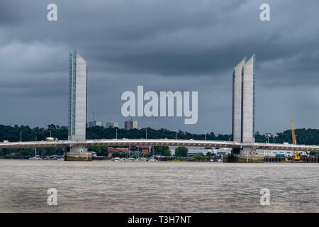 Der Pont Jacques Chaban Delmas Brücke, Bordeaux, Frankreich. Ein Blick auf die Brücke von einem Boot auf dem Fluss Garonne Stockfoto