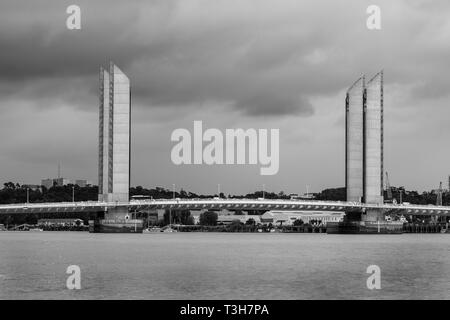 Der Pont Jacques Chaban Delmas Brücke, Bordeaux, Frankreich. Ein Blick auf die Brücke von einem Boot auf dem Fluss Garonne Stockfoto