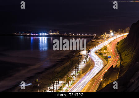 Blick von der Klippe von Miraflores, im Hintergrund kann man Rosa Nautica Restaurant eines der wichtigsten Restaurants an den Stränden von Miraflores gelegen Stockfoto