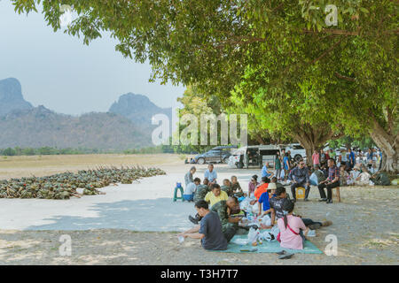 LOPBURI THAILAND, 23. MÄRZ 2019: Thai Kadetten entspannen Sie sich nach dem Abschluss der Fallschirm Ausbildung bei Ban Tha Duea Drop Zone am März 23,2019 in Lopburi, Th Stockfoto