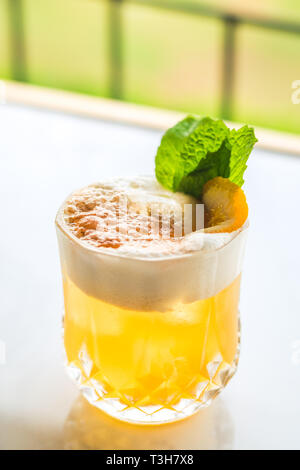 Cocktail mit Orangen bitter und Orangenschale und Minze verlassen Stockfoto