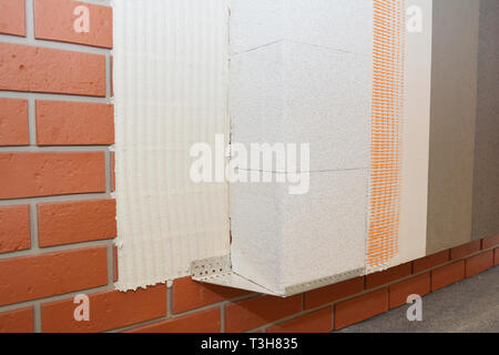 Haus Mauer Sanierung, insualtion mit Leim verputzen Schichten, reinforcment Mesh, Porenbeton, schlichten rendern, Stuck. Externe w Stockfoto