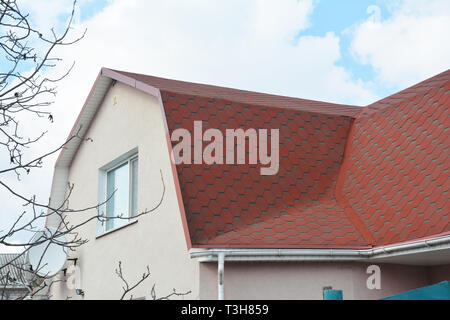 Asphaltschindeln Haus Dachgeschoss problem Flächenabdichtung details. Problembereiche für Haus Asphaltschindeln Ecke Dachkonstruktion Abdichtung. Stockfoto