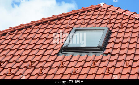 Dachfenster auf modernen Haus Dach. Stockfoto