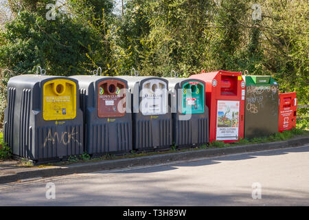 Eine Reihe von Recycling Sammelbehälter für Getränkedosen, braunes Glas, Klarglas, grünes Glas, Kleidung und Papier bei Hinksey, Oxford Stockfoto