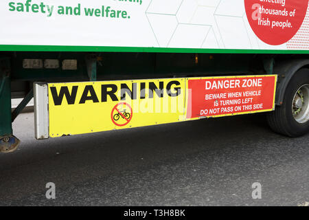 Radfahrer, Zyklus Warnschild an der Seite des Lkw, London, UK. Gefahrenzone unterzeichnen. Stockfoto