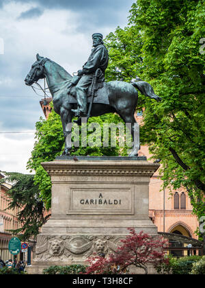 Garibaldi Denkmal in Bologna auf der Via dell'Indipendenza vor der Arena del Sole. Die Bronzestatue von Arnaldo Zocchi wurde im Jahr 1900 enthüllt. Stockfoto