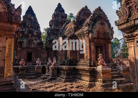 Statuen der mythologischen Figuren in Banteay Srei Tempel, Siem Reap, Kambodscha Stockfoto