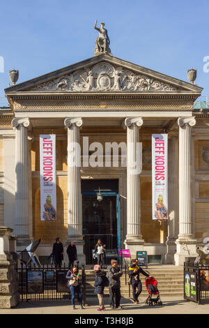 Der Eingang zu den Ashmolean Museum in Beaumont Street, Oxford Stockfoto