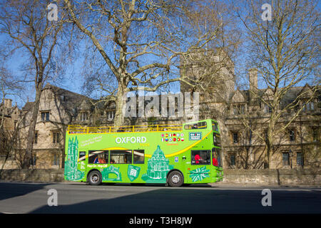 Ein Oxford Tour open-top Bus in St. Giles, Oxford, St. John's College hinter