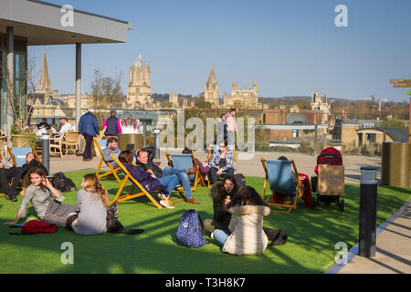 Der Garten auf dem Dach des neuen Westgate Shopping Centre, Oxford mit Tom Tower hinter. Nur redaktionell. Stockfoto