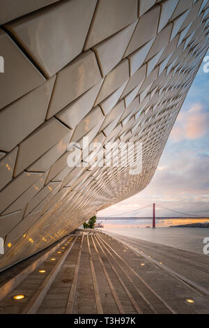 MAAT - Museu de Arte, Arquitectura e Tecnologia, Lisboa, Portugal. Vistas para a Ponte 25 de Abril e Rio Tejo. Stockfoto