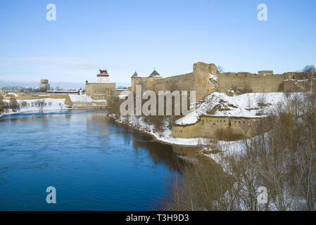 Blick auf die Festung und Ivangorods Herman Burg auf dem Fluss Narva Grenze im März Nachmittag. Grenze zwischen Russland und Estland Stockfoto