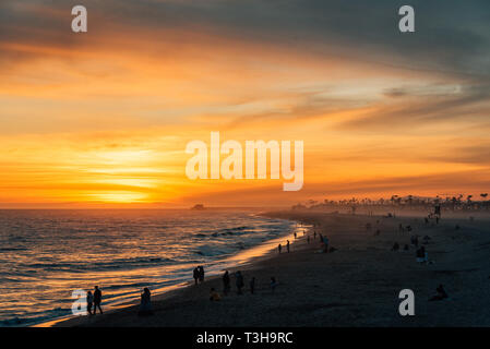 Lebendige Sonnenuntergang über dem Strand von Balboa Pier, in Newport Beach, Orange County, Kalifornien Stockfoto