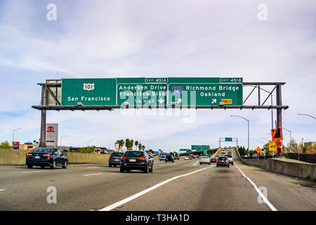 März 31, 2019 San Rafael/CA/USA-Reisen auf der Autobahn in Richtung Oakland, in North San Francisco Bay Area. Stockfoto