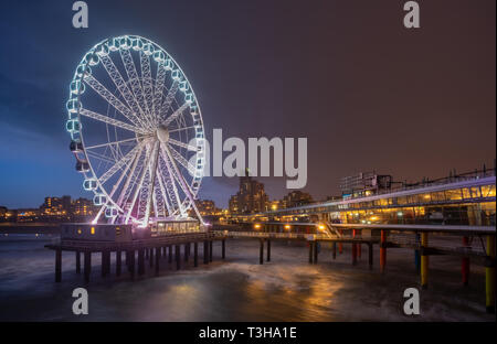 Beliebte Riesenrad auf dem Pier von Scheveningen, Den Haag. Stockfoto