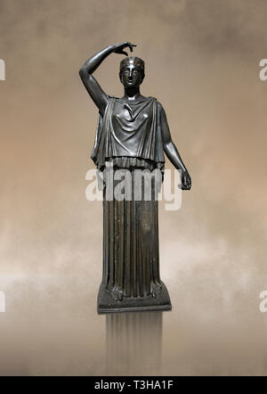 Die ursprüngliche griechische Bronze Skulptur eines tanzenden Frauen aus dem Platz Peristyl der Villa der Papyri in Herculaneum, Museum für Archäologie, Italien Stockfoto