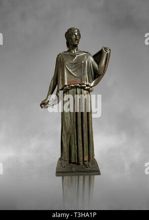 Die ursprüngliche griechische Bronze Skulptur eines tanzenden Frauen aus dem Platz Peristyl der Villa der Papyri in Herculaneum, Museum für Archäologie, Italien Stockfoto