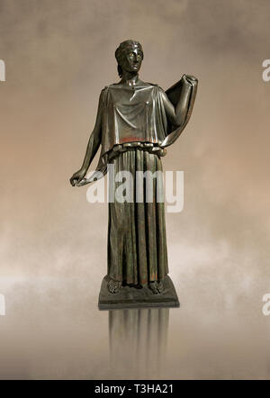 Die ursprüngliche griechische Bronze Skulptur eines tanzenden Frauen aus dem Platz Peristyl der Villa der Papyri in Herculaneum, Museum für Archäologie, Italien Stockfoto