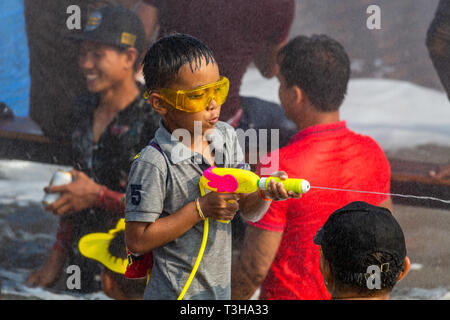 Vientiane, Laos - 16. April 2018: Kid spielen mit einer Wasserpistole auf die Laotische Neujahrsfest Stockfoto