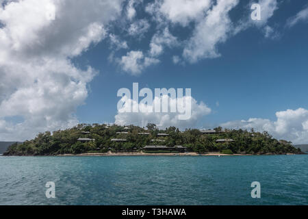 Hamilton Island, Australien - 16. Februar 2019: Upscale Qualia Beacht Resort und Villen mit eigenem Strand, auf den grünen Hügel mit Blick über die Coral Stockfoto