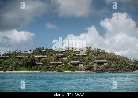 Hamilton Island, Australien - 16. Februar 2019: Villen als Upscale Qualia Beacht Resort mit eigenem Strand, auf den grünen Hügel mit Blick über die Coral Stockfoto