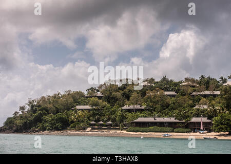 Hamilton Island, Australien - 16. Februar 2019: Villen als Upscale Qualia Beacht Resort mit eigenem Strand, auf den grünen Hügel mit Blick über die Coral Stockfoto