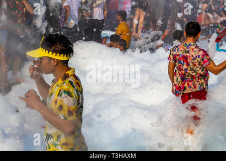 Vientiane, Laos - 16. April 2018: Die Menschen tanzen in einem Pool voller Schaum während die Laotische Neujahrsfest Stockfoto