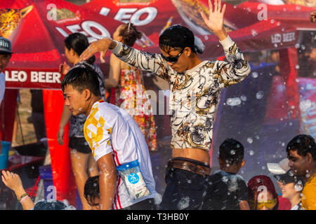 Vientiane, Laos - 16. April 2018: Die lokalen Jungen tanzen an. Schaum Party Festival während die Laotische Neujahrsfest Stockfoto