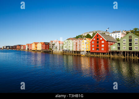 Bunte alte Häuser am Ufer des Flusses Nidelva in Trondheim, Norwegen. Stockfoto