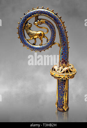 Mittelalterliche emailliert Crosier mit ein Löwe und Schlange, circa 12. Jahrhundert aus Limoges, Emaille auf Gold. AD. Inv OA 6446, Louvre, Paris. Stockfoto