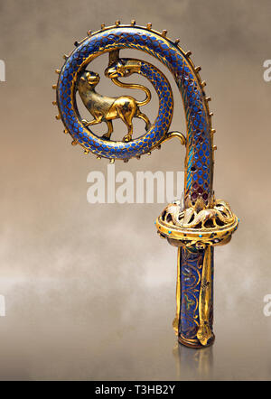 Mittelalterliche emailliert Crosier mit ein Löwe und Schlange, circa 12. Jahrhundert aus Limoges, Emaille auf Gold. AD. Inv OA 6446, Louvre, Paris. Stockfoto